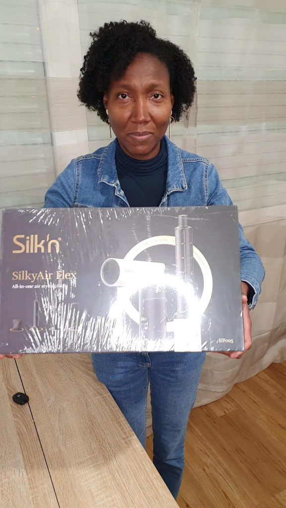 Brosse soufflante cheveux crépus Silk’n SilkyAir Flex utilisée dans le cadre d’un test personnel